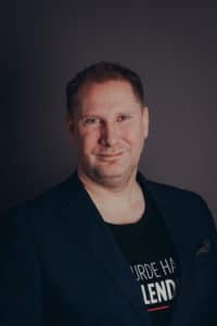 BRL Sjef Valter Jacobsen fra Signal Bredbånd står foran en brun bakgrunn
